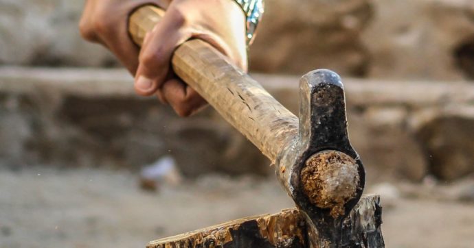 Aggredisce la nuora con l’ascia: arrestato 85enne a Roma. La donna è in condizioni gravissime