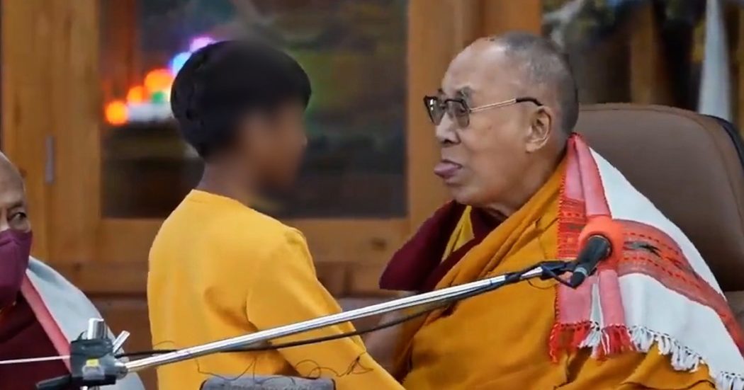 Il Dalai Lama bacia un bambino e gli chiede di “succhiargli la lingua”. Dopo le polemiche, le scuse: “Modo innocente e scherzoso”