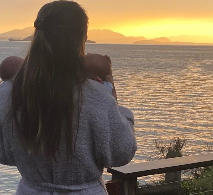 Hilary Swank è mamma a 48 anni, sono nati i suoi gemellini: “Non è stato facile”