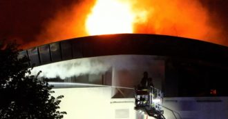 Copertina di Milano, a fuoco il tetto di una palazzina di 6 piani nel quartiere Dergano: le immagini