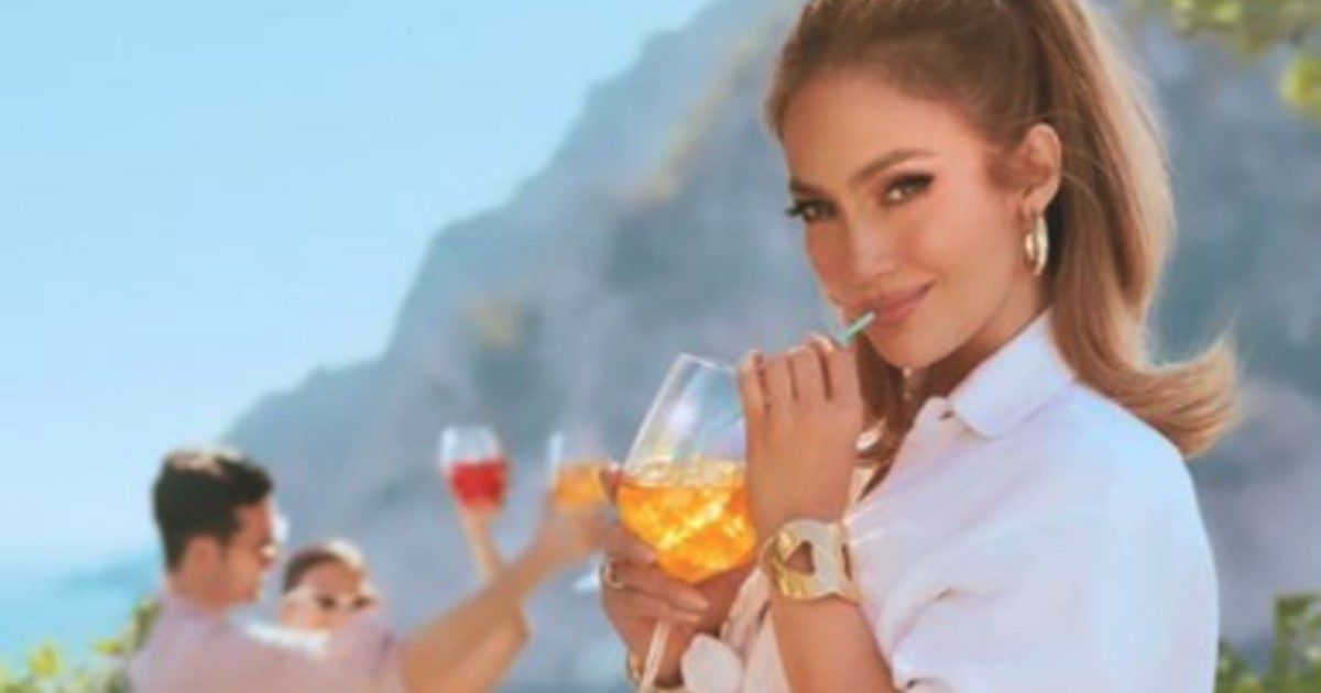 Jennifer Lopez lancia la sua linea di spritz e scoppia la polemica: “Tu sei astemia e tuo marito è un ex alcolista, vergognati. Cosa non si fa per i dollari”
