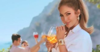 Copertina di Jennifer Lopez lancia la sua linea di spritz e scoppia la polemica: “Tu sei astemia e tuo marito è un ex alcolista, vergognati. Cosa non si fa per i dollari”