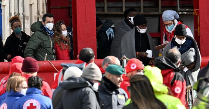 Copertina di Migranti, duemila sbarchi in Sicilia nel fine settimana