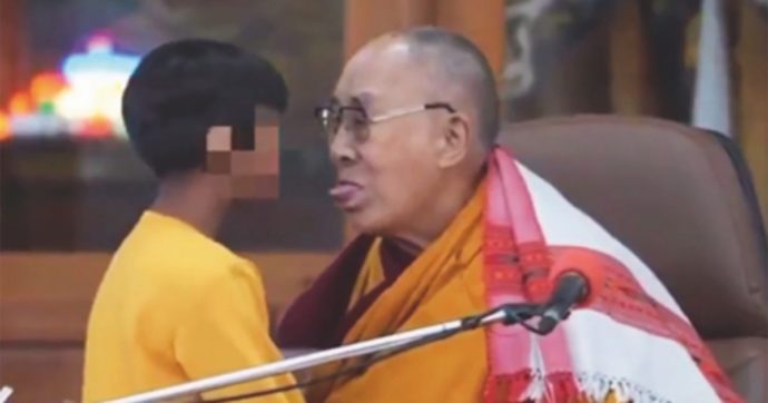 Il Dalai Lama a un bambino: “Succhiami la lingua”
