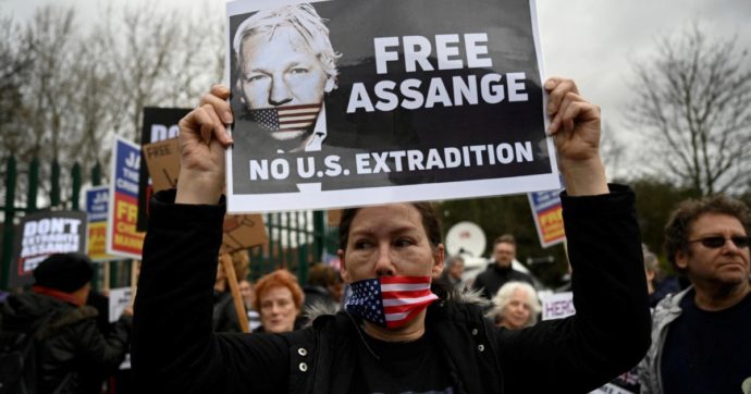 Julian Assange va salvato: senza libertà di stampa anche la democrazia muore