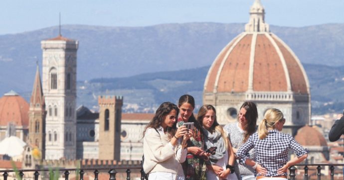 Firenze si svende con il favore delle istituzioni: Nardella contro il turismo di massa solo a parole