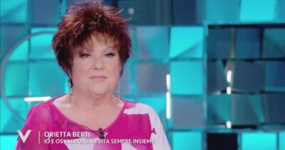 Copertina di “Mio figlio si sposa e sono già preoccupata, come faccio coi tacchi a spillo? Affonderò tutta. Faccio la sauna nuda di notte, specie in inverno”: parla Orietta Berti