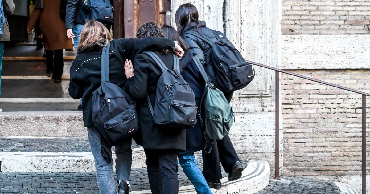 In Italia un giovane su quattro a rischio povertà: il nostro Paese tra i 5 peggiori in Ue per le condizioni economiche di chi ha tra 15 e 29 anni