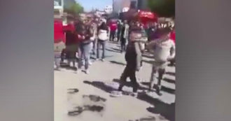 Copertina di Calciatore tunisino si dà fuoco davanti alla stazione di polizia e registra un video: ricoverato al Centro grandi ustionati