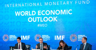 Copertina di Il Fmi riduce le stime sull’economia globale. “I rischi di frenata aumentano”. Italia ultima nel G7, la Russia tiene nonostante le sanzioni