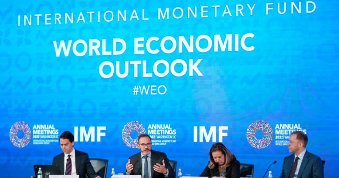 Il Fmi riduce le stime sull’economia globale. “I rischi di frenata aumentano”. Italia ultima nel G7, la Russia tiene nonostante le sanzioni