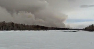 Copertina di Erutta il vulcano Schiveluch, enorme nube di cenere in Kamchatka: a rischio il traffico aereo – Video