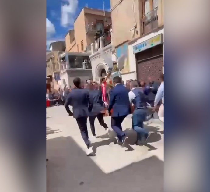 Inciampano durante la processione di Pasqua e la statua di San Michele finisce a terra: l’incidente nell’Agrigentino