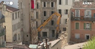 Copertina di Condominio crollato a Marsiglia, si scava tra le macerie per cercare i dispersi – Video
