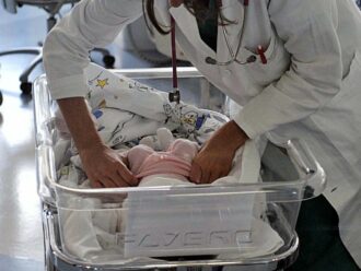 Un “mondo demograficamente diviso”: crollo della fertilità nel 97% dei paesi, ma in quelli a basso reddito raddoppierà