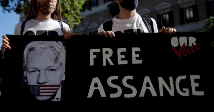 Copertina di “Free Assange”, sit-in a Roma“ A rischio la libertà di stampa”