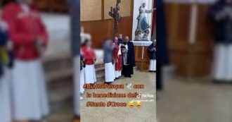 Copertina di Il chierichetto fa cadere la croce in testa al parroco durante la messa: il video fa il giro del web