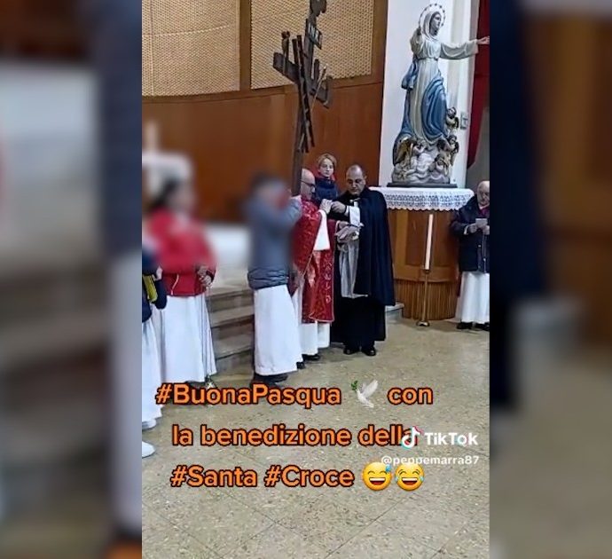 Il chierichetto fa cadere la croce in testa al parroco durante la messa: il video fa il giro del web