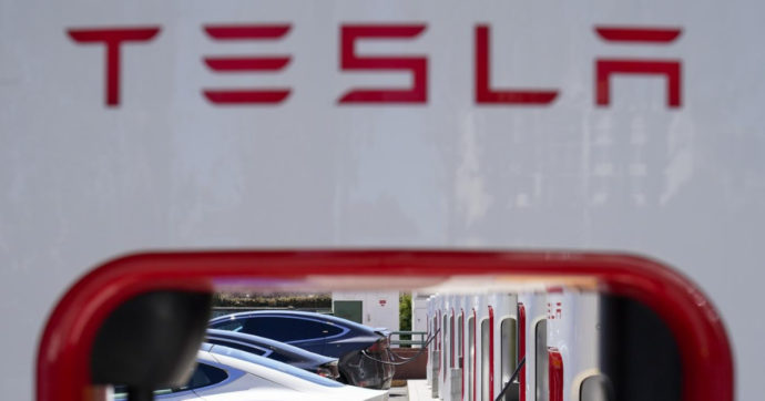 Il proprietario di una Tesla avvia un’azione legale contro la società. “Telecamere delle auto usate per spiare”