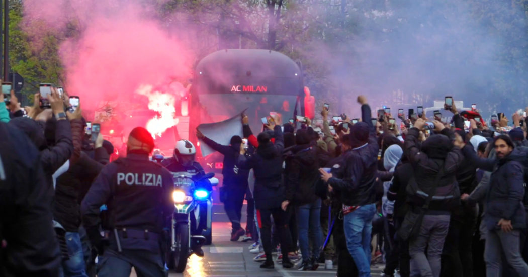 Milan-Napoli, l’arrivo del pullman dei rossoneri tra due ali di tifosi: le immagini prima della partita di Champions League