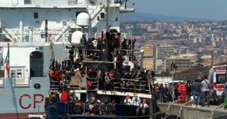 Copertina di Catania, 700 migranti approdano al porto: applauso a bordo al momento dell’attracco – Video