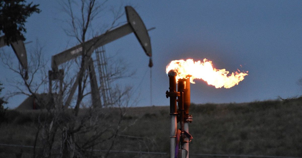 Clima, l’ipocrisia delle grandi banche: firmano intese per “emissioni zero” ma in 7 anni hanno dato 5.500 miliardi alle compagnie estrattive