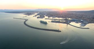 Copertina di Livorno e la (costosissima) Darsena Europa per rianimare il porto. Iter bloccato dal parco che tutela il mare: “Praterie di Posidonia a rischio”