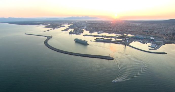 Livorno e la (costosissima) Darsena Europa per rianimare il porto. Iter bloccato dal parco che tutela il mare: “Praterie di Posidonia a rischio”