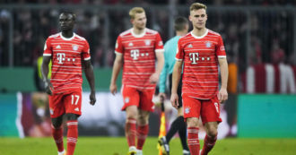 Copertina di Bayern Monaco, rissa e sangue tra compagni di squadra: Sané e Mané si picchiano negli spogliatoi dopo la sconfitta in Champions