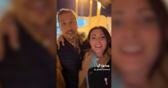 Copertina di “Mio marito costretto a prendermi in braccio per scendere dall’aereo”: la denuncia della travel blogger in carrozzina Giulia Lamarca