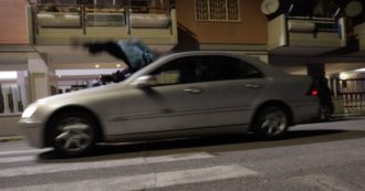 Copertina di Le impressionanti immagini dell’investimento per le strade di Roma: sembra un incidente ma sono le riprese de Il Patriarca di Amendola