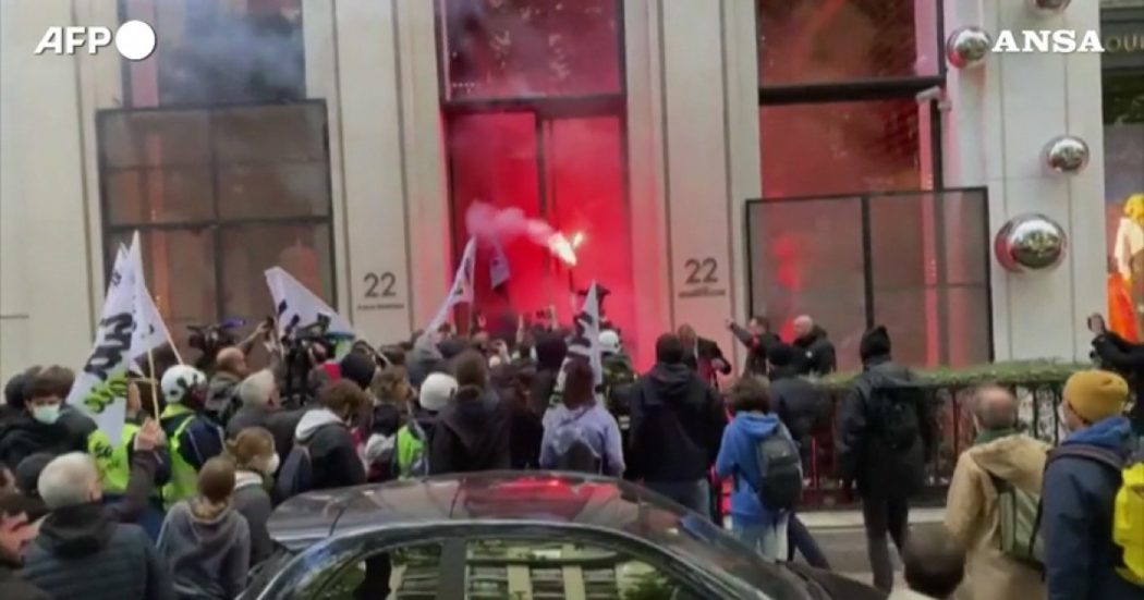 Riforma delle pensioni in Francia, a Parigi i manifestanti invadono la sede del colosso del lusso Louis Vuitton – Video