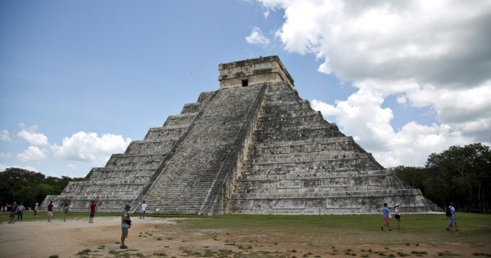 Messico, scoperto disco Maya di oltre 1000 anni con figure in rilievo e geroglifici: “Può cambiare la storia del sito”
