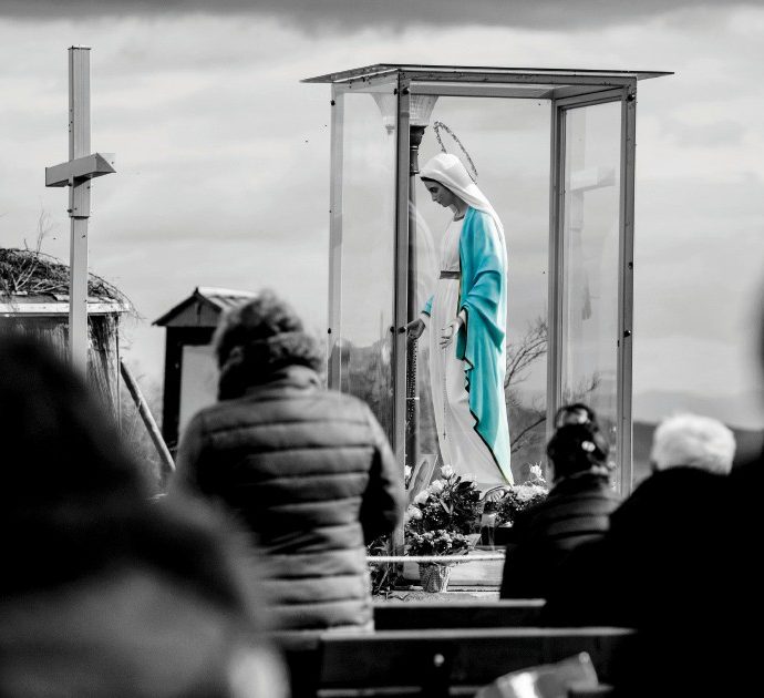 Madonna di Trevignano, una testimone rivela: “Le statue che piangono? Le ho comprate io a Gisella Cardia”