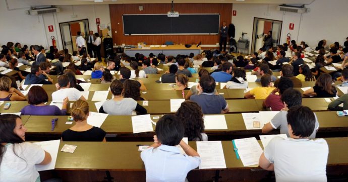 Conoscono le regole, ma non sanno scrivere un testo complesso: lo studio sull’italiano degli studenti universitari