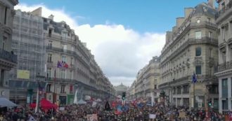 Copertina di Francia, 12° sciopero generale contro la riforma delle pensioni. I sindacati: “A Parigi ancora 400mila persone in corteo”