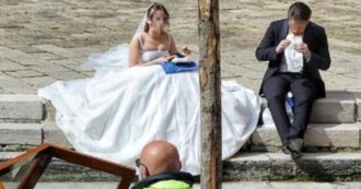 Copertina di Si sposano a Venezia e pranzano con un panino seduti per terra: la foto è virale