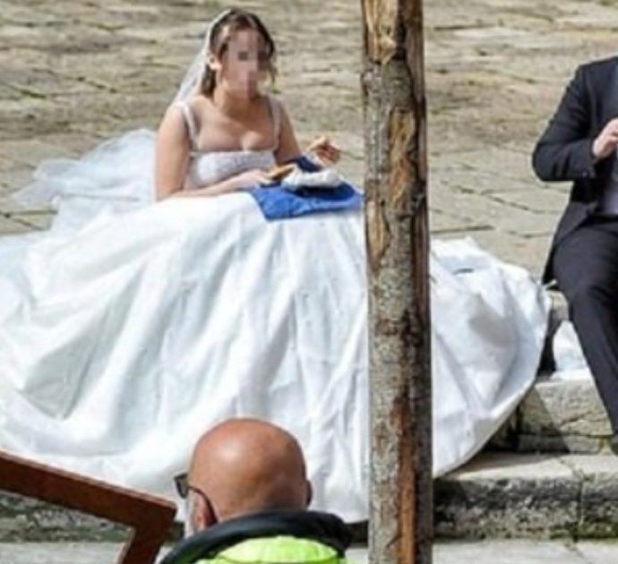 Si sposano a Venezia e pranzano con un panino seduti per terra: la foto è virale