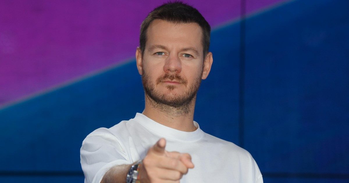 Alessandro Cattelan pubblica una chat con la moglie: “Nostra figlia è pronta per avere il telefono”. Poi svela l'”inganno”