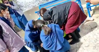 Copertina di Iran, nuovi avvelenamenti ai danni di studentesse nelle scuole: le ragazze non respirano, poi vengono soccorse