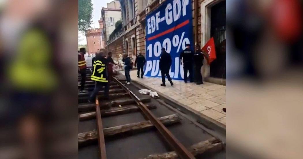 Francia, a Perpignan i lavoratori costruiscono un binario del treno di fronte alla Prefettura – Video