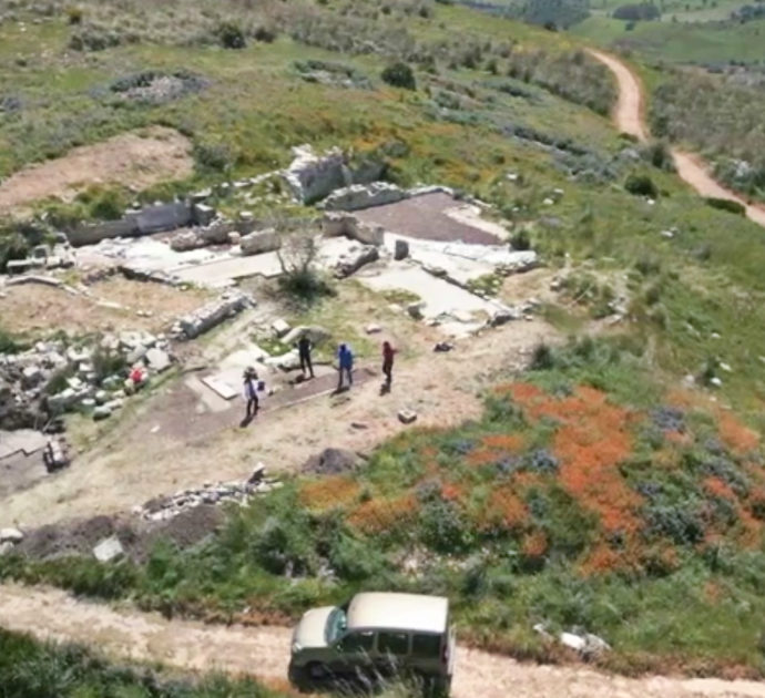 Segesta, torna alla luce l’antica strada lastricata grazie all’archeologia solidale: “Stiamo scoprendo la città”