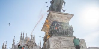 Copertina di Milano, per la statua di Vittorio Emanuele II imbrattata dagli attivisti ambientalisti “sarà necessario un restauro”