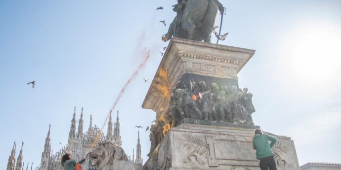 Milano, per la statua di Vittorio Emanuele II imbrattata dagli attivisti ambientalisti “sarà necessario un restauro”