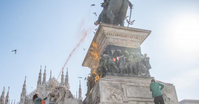Milano, per la statua di Vittorio Emanuele II imbrattata dagli attivisti ambientalisti “sarà necessario un restauro”