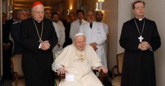 Copertina di Emanuela Orlandi, il cardinale Dziwisz attacca il fratello Pietro: “Wojtyla usciva la sera in incognito? Accuse farneticanti”