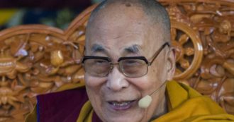 Copertina di Dalai Lama e la richiesta al bimbo di “succhiargli la lingua”: perché un “giudizio definitivo” sul suo gesto è impossibile