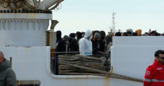 Copertina di Migranti, la nave Diciotti arrivata a Pozzallo con 300 persone a bordo – Video