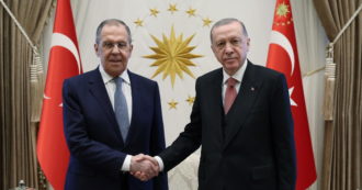 Copertina di Promesse di soldi e retorica militare: le mosse di Erdogan per vincere le elezioni