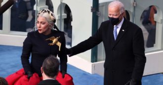 Copertina di Joe Biden nomina Lady Gaga co-presidente del Comitato delle Arti e Discipline Umanistiche: ecco le motivazioni
